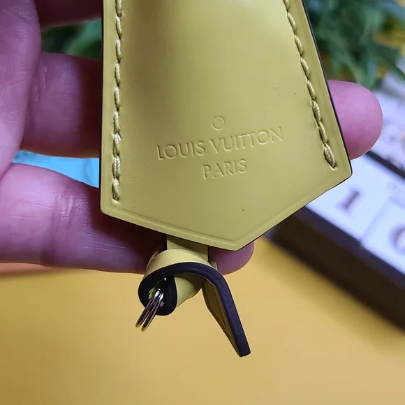 GREAT CONDITION LOUIS VUITTON LV PISTACHE YELLOW GREEN LIME LEATHER CLOCHETTE KE - Picture 4 of 10
